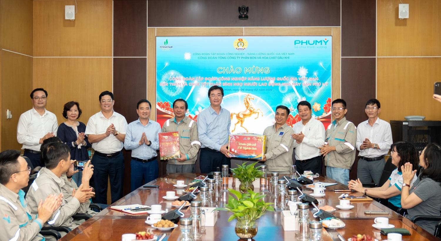 Ấm áp nghĩa tình nơi nhịp máy vận hành Công đoàn Petrovietnam thăm, chúc Tết NLĐ trực ca đêm giao thừa tại Nhà máy Đạm Phú Mỹ