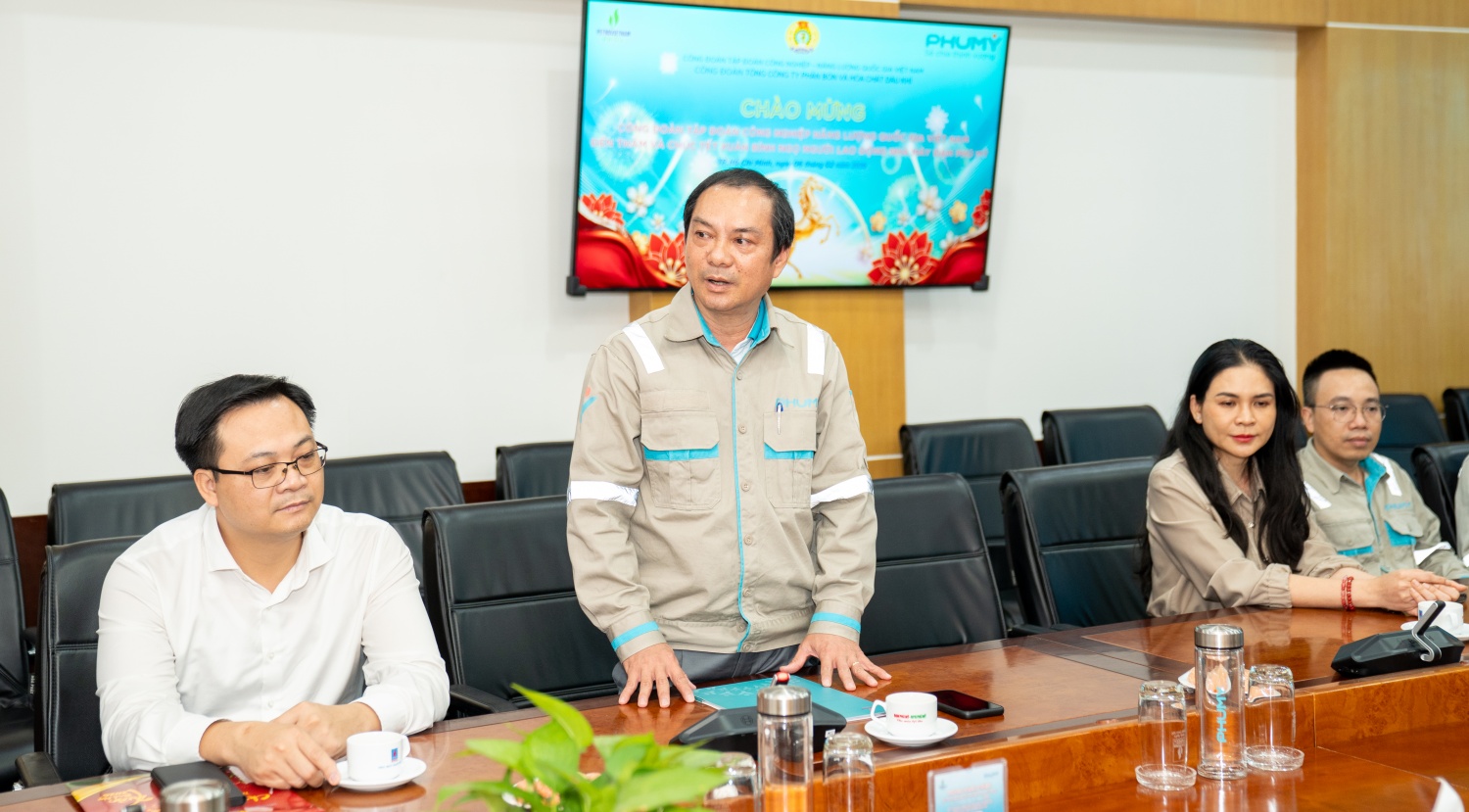 Ấm áp nghĩa tình nơi nhịp máy vận hành Công đoàn Petrovietnam thăm, chúc Tết NLĐ trực ca đêm giao thừa tại Nhà máy Đạm Phú Mỹ