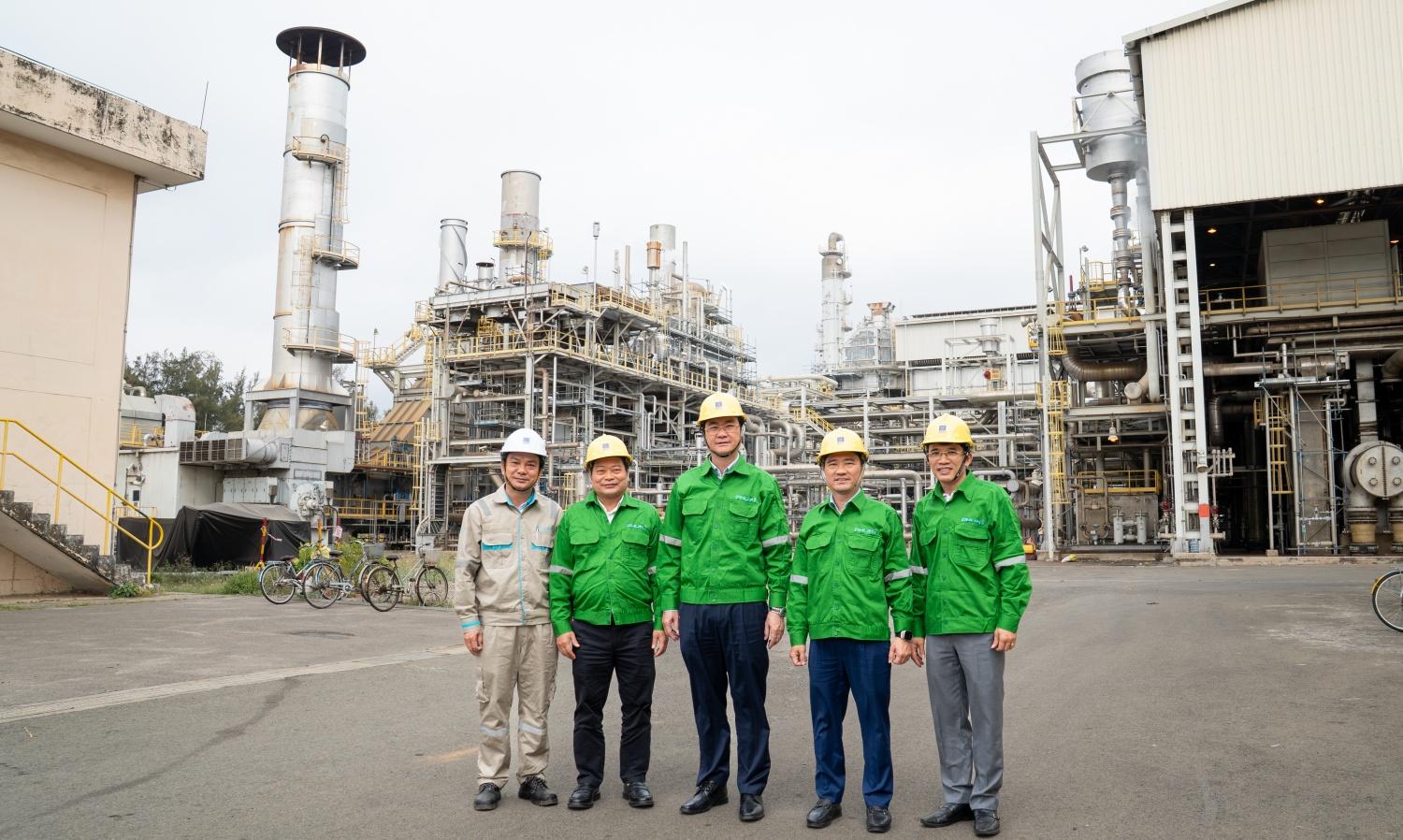 Ấm áp nghĩa tình nơi nhịp máy vận hành Công đoàn Petrovietnam thăm, chúc Tết NLĐ trực ca đêm giao thừa tại Nhà máy Đạm Phú Mỹ