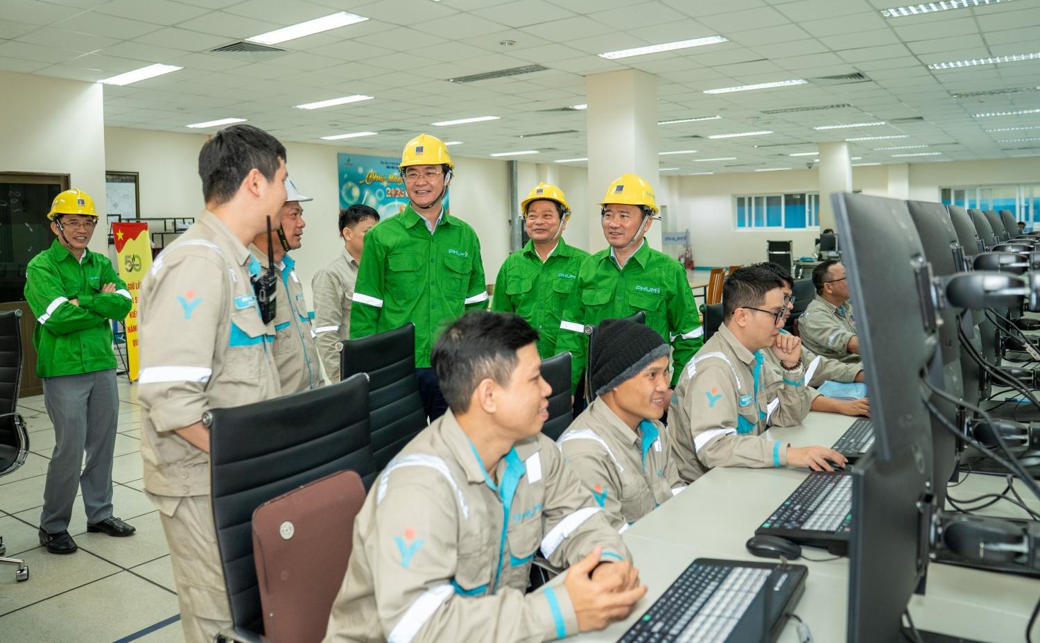 Ấm áp nghĩa tình nơi nhịp máy vận hành Công đoàn Petrovietnam thăm, chúc Tết NLĐ trực ca đêm giao thừa tại Nhà máy Đạm Phú Mỹ