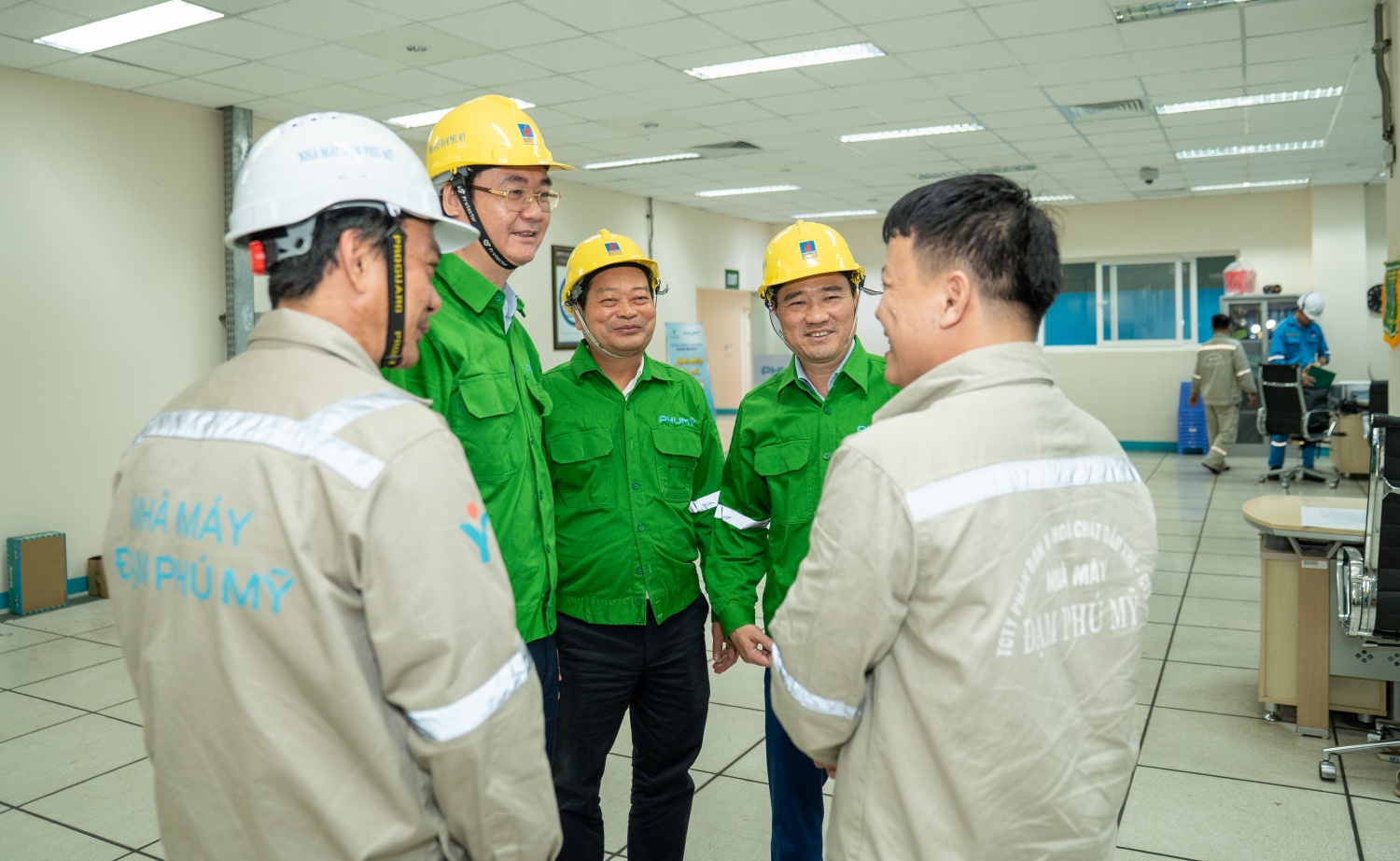 Ấm áp nghĩa tình nơi nhịp máy vận hành Công đoàn Petrovietnam thăm, chúc Tết NLĐ trực ca đêm giao thừa tại Nhà máy Đạm Phú Mỹ