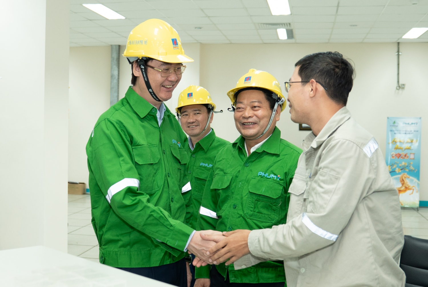 Ấm áp nghĩa tình nơi nhịp máy vận hành Công đoàn Petrovietnam thăm, chúc Tết NLĐ trực ca đêm giao thừa tại Nhà máy Đạm Phú Mỹ