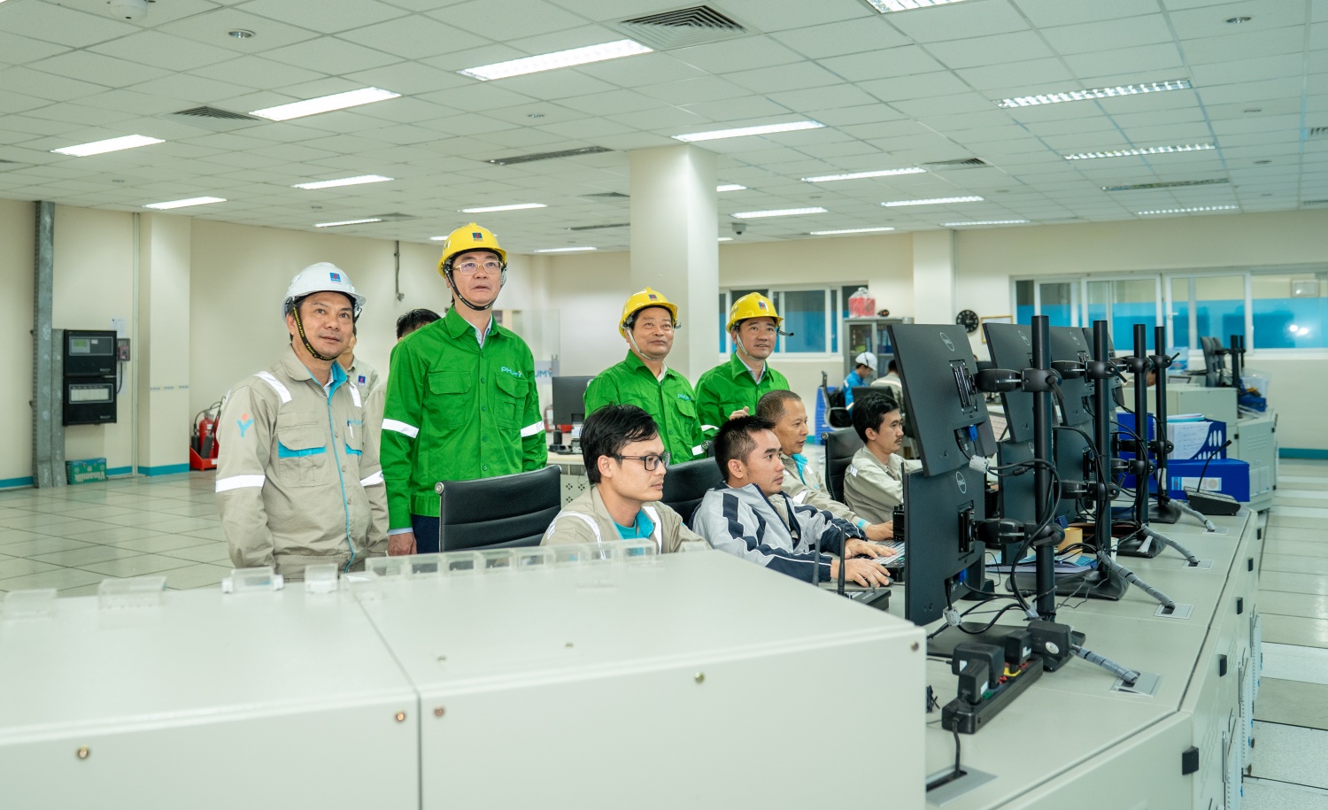 Ấm áp nghĩa tình nơi nhịp máy vận hành Công đoàn Petrovietnam thăm, chúc Tết NLĐ trực ca đêm giao thừa tại Nhà máy Đạm Phú Mỹ