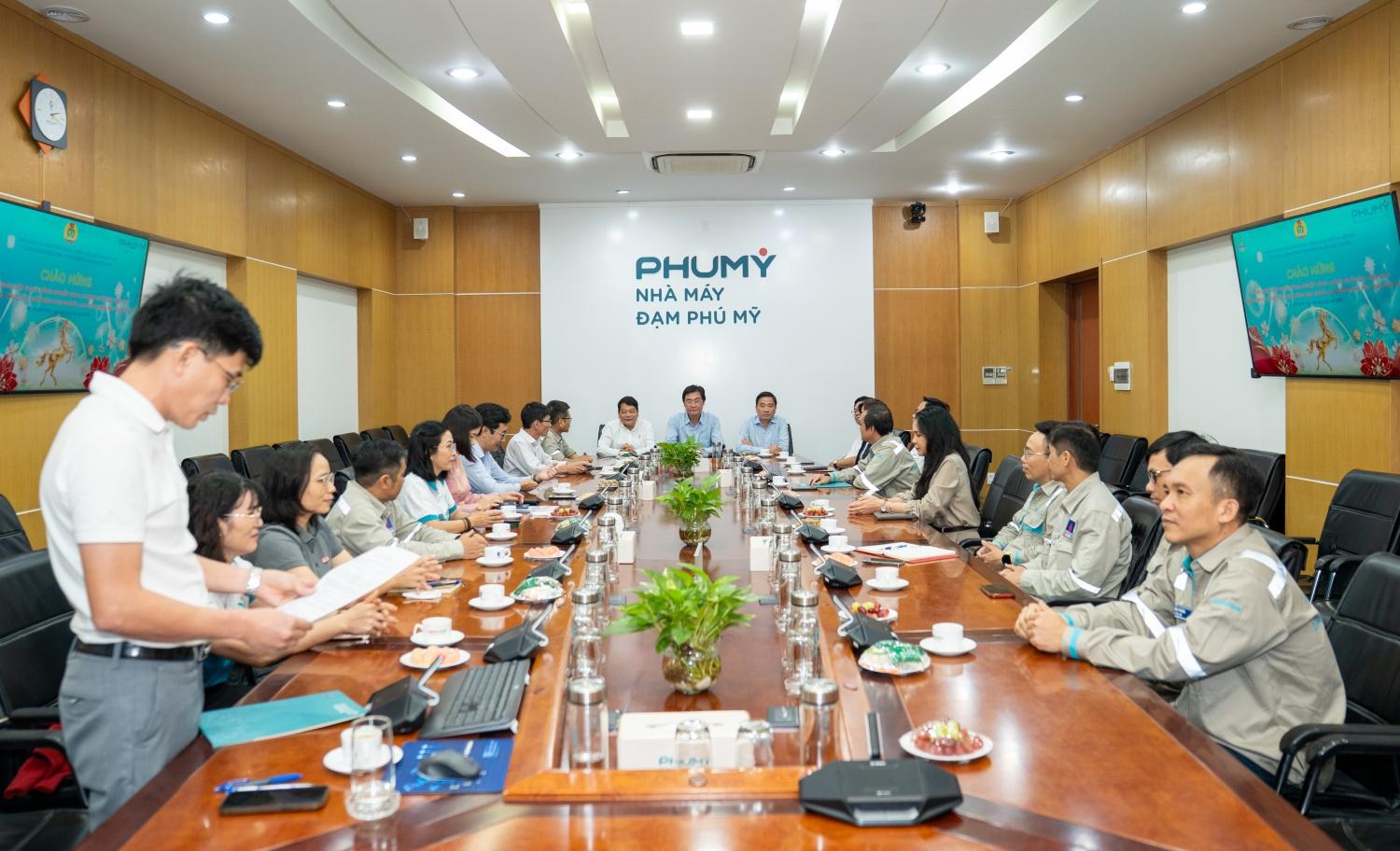 Ấm áp nghĩa tình nơi nhịp máy vận hành Công đoàn Petrovietnam thăm, chúc Tết NLĐ trực ca đêm giao thừa tại Nhà máy Đạm Phú Mỹ