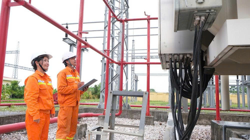 Lực lượng vận hành TBA 500kV Tây Hà Nội kiểm tra thiết bị trong trong giờ cao điểm nắng nóng mùa hè năm 2025. Ảnh PTC1