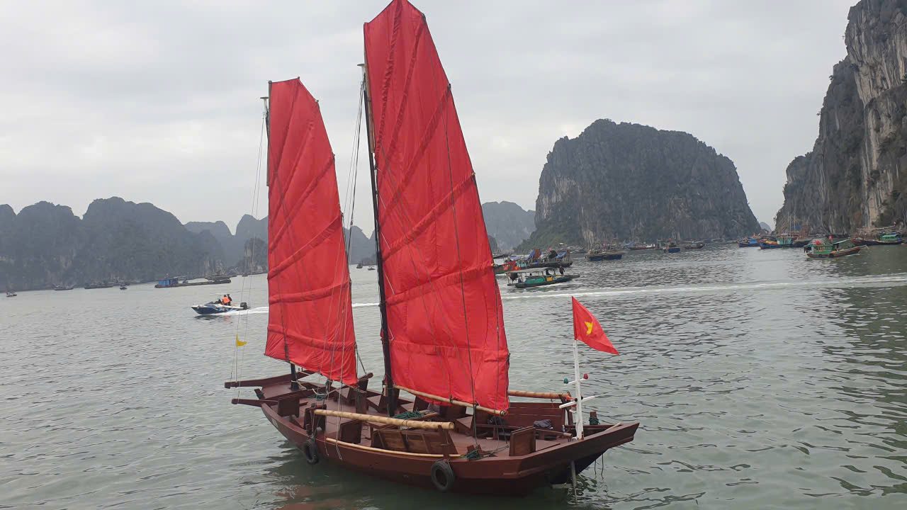 Thuyền buồm ba vách của Quảng Ninh có thể dùng buồm để chạy ngược gió. Ảnh: Nguyễn Hùng