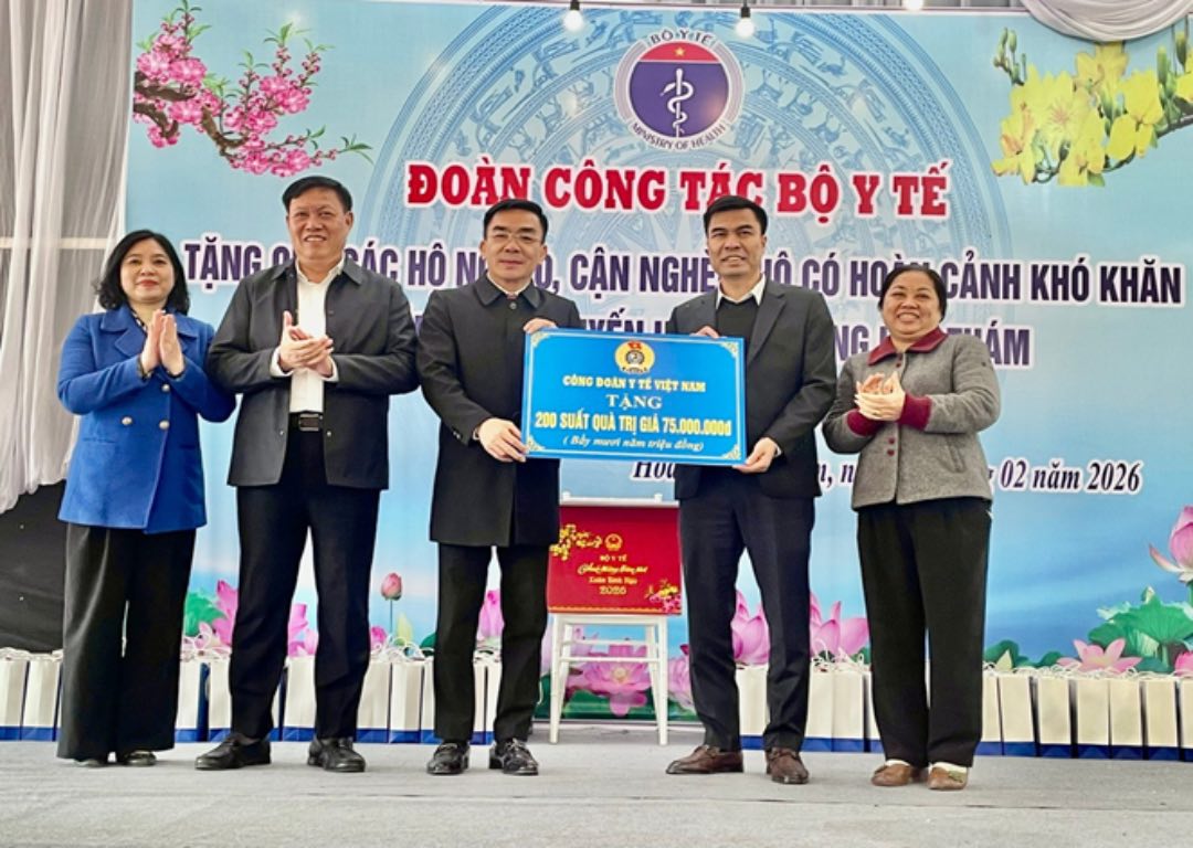 Ông Nguyễn Lương Tâm - Chủ tịch Công đoàn Y tế Việt Nam trao tặng quà cho các hộ gia đình xã Hoàng Hoa Thám. Ảnh: Thanh Chung