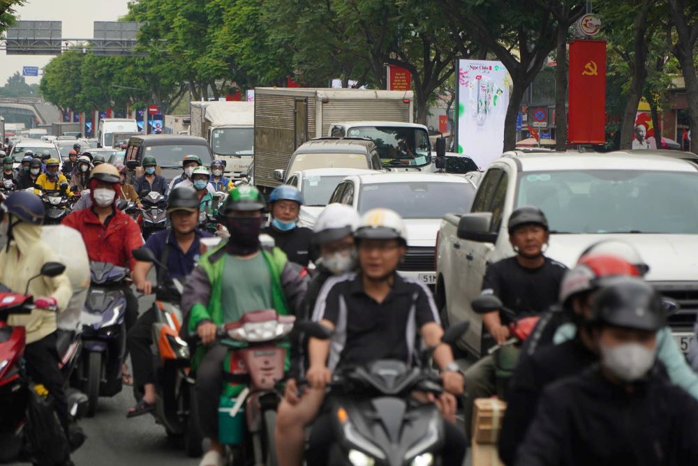 Xe taxi, xe công nghệ di chuyển đông đúc trên đường Bạch Đằng, Trường Sơn...