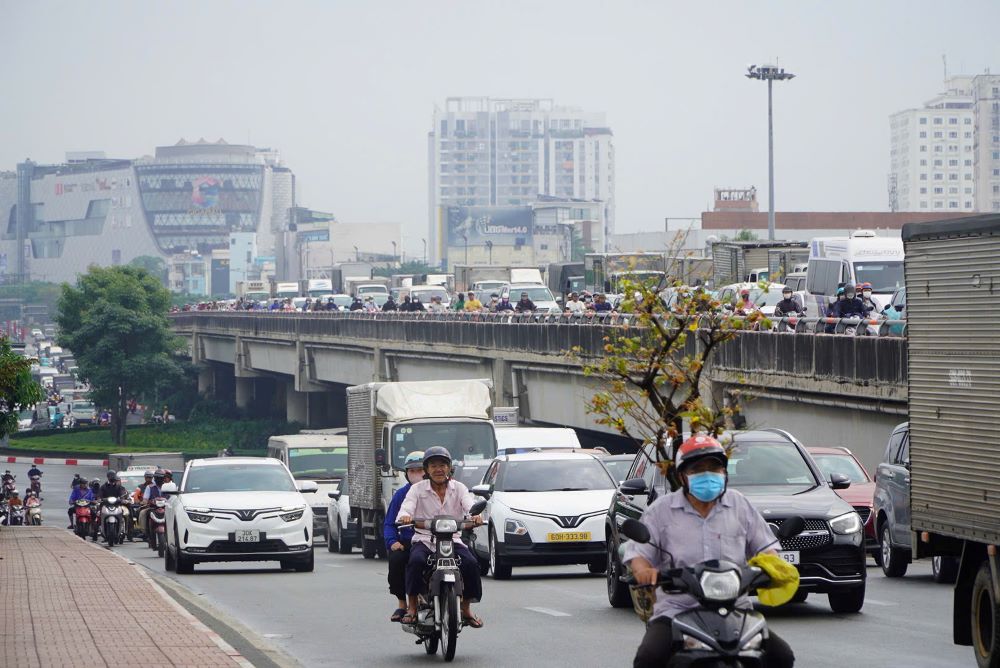 Dòng xe nối dài trên đại lộ Phạm Văn Đồng trong sáng ngày 11.2.