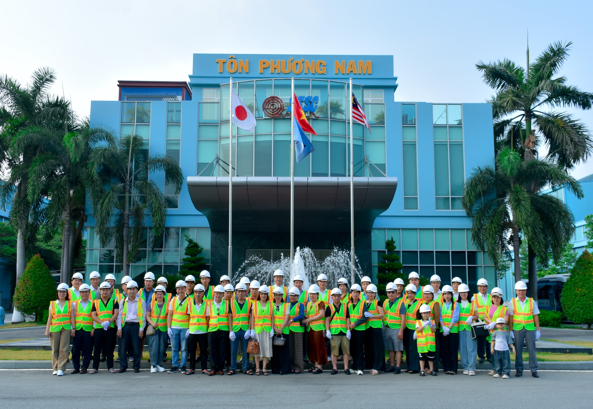 Các khách hàng thực tế nhvà chụp ảnh lưu niệm tại C