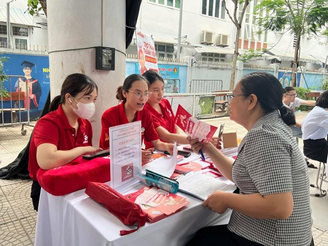 Lao động trung niên mắc kẹt giữa hai làn sóng