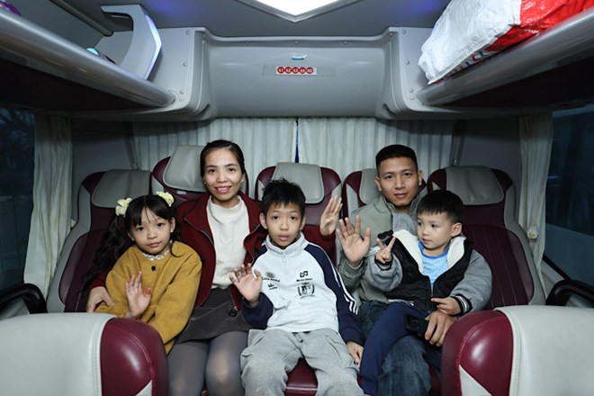 1.200 công nhân làm việc ở Hà Nội về quê đón Tết bằng xe Công đoàn