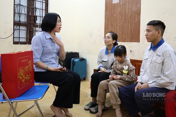 Chị Vương Thị Thủy - Phó chủ tịch Công đoàn Công ty TNHH Nissei Electric Hà Nội thăm hỏi gia đình anh Trọng, chị Ánh tối 13.2. Ảnh: Hải Nguyễn