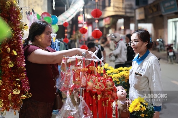 Chiều tối 13.2, chị Nguyễn Thị Ánh Ngọc tranh thủ mua sắm thêm chút quà để về quê đón Tết. Ảnh: Hải Nguyễn