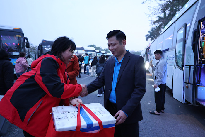 Cán bộ Công đoàn hỗ trợ công nhân lên xe về quê đón Tết. Ảnh: Hải Nguyễn