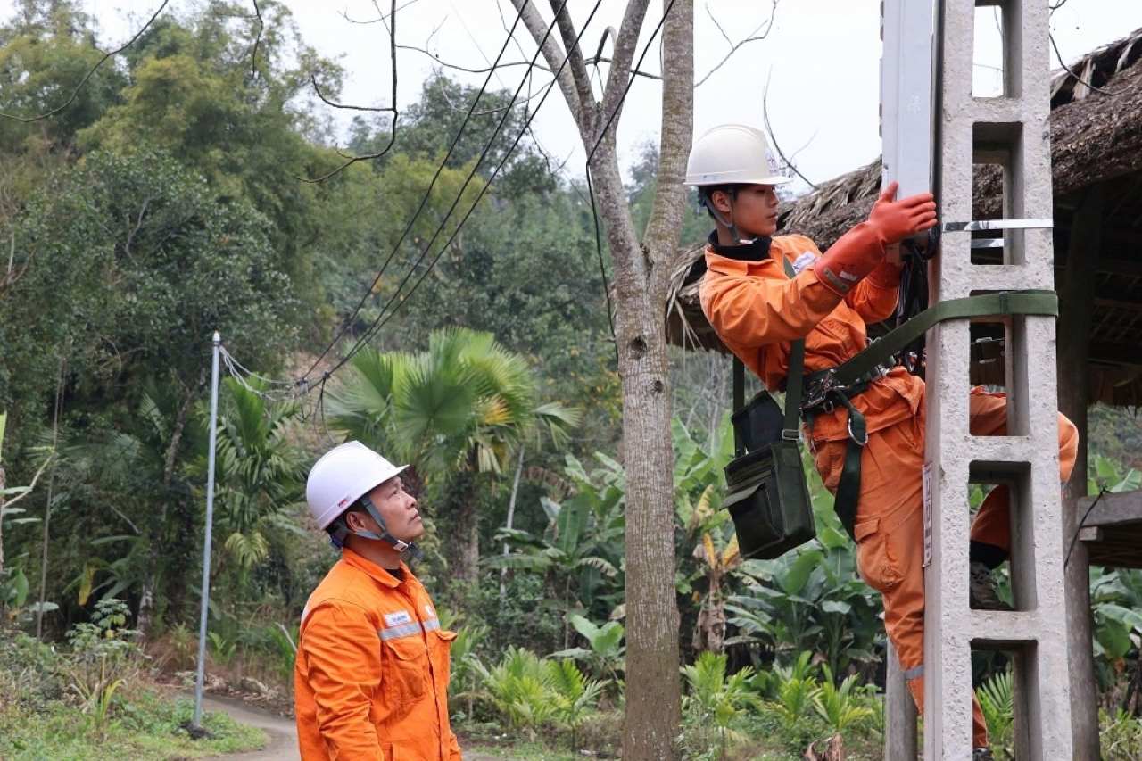 Nhân viên Điện lực đấu nối dây ra công tơ cấp điện cho khách hang tại thôn Thâm Pất, xã Lâm Thượng. Ảnh: Thu Hiền