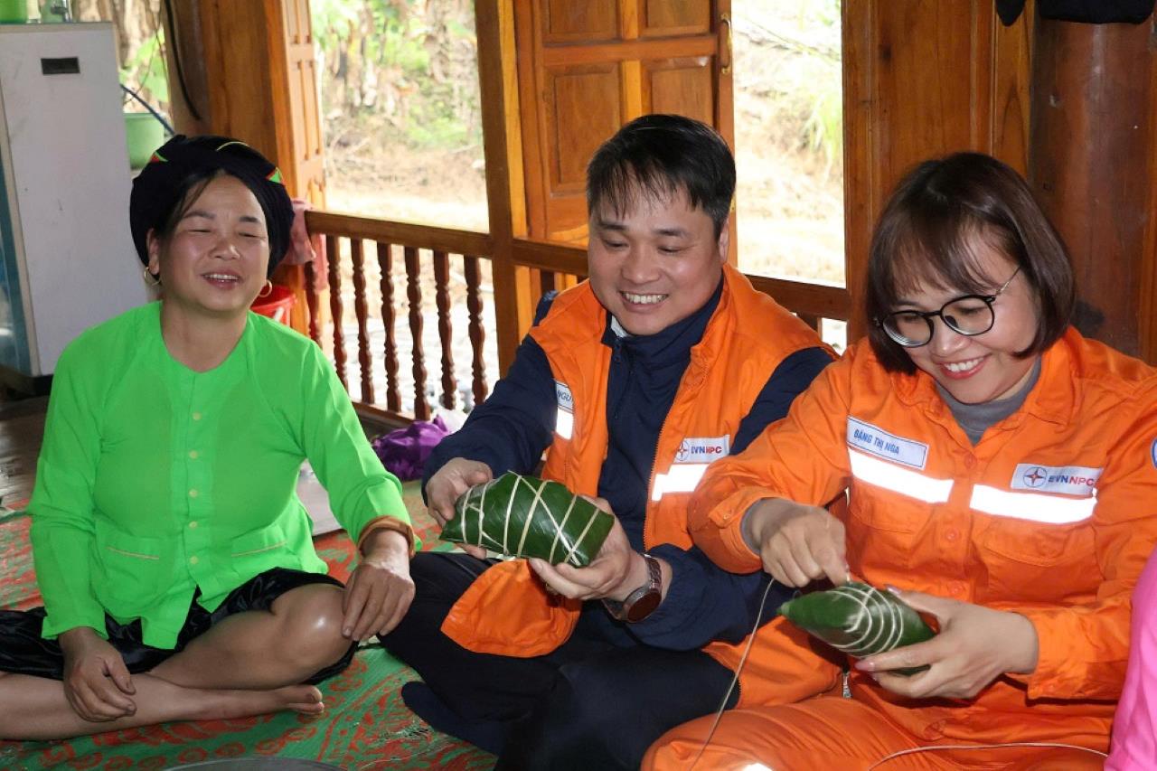 Người dân thôn Thâm Pất vui mừng vì cả bản có điện sáng trong dịp Tết Nguyên đán. Ảnh: Thu Hiền