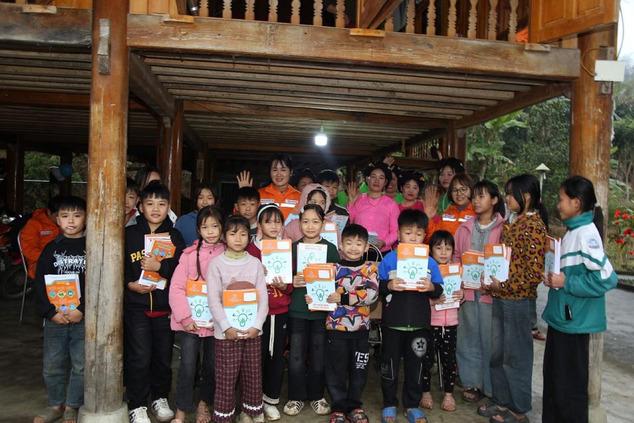 Tổng công ty Điện lực miền Bắc trao 300 quyển vở cho các em nhỏ. Ảnh: Thu Hiền