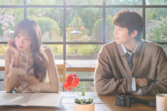 Phim chữa lành của Lee Sung Kyung nối sóng Thẩm phán trùng sinh