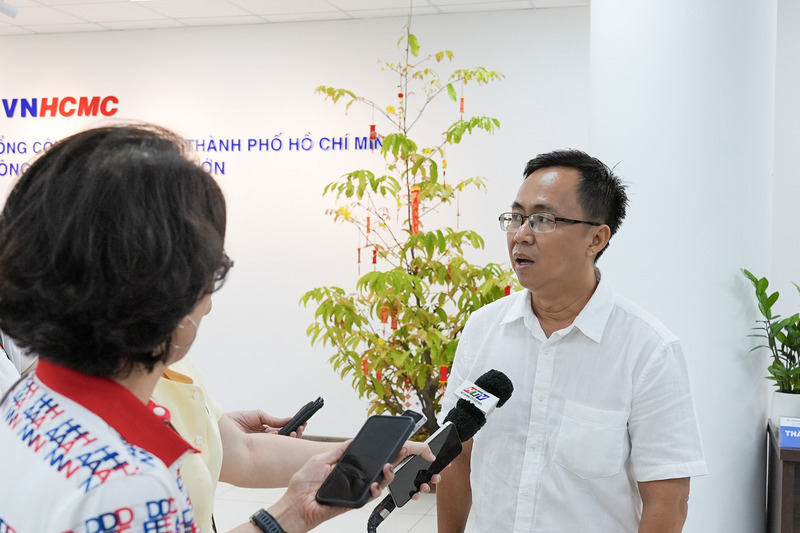 Ông Huỳnh Chí Cường - Phó Giám đốc Công ty Điện Chợ Lớn thông tin về tình hình cung cấp điện dịp Tết Nguyên đán trên địa bàn. Ảnh: Thanh Thiện