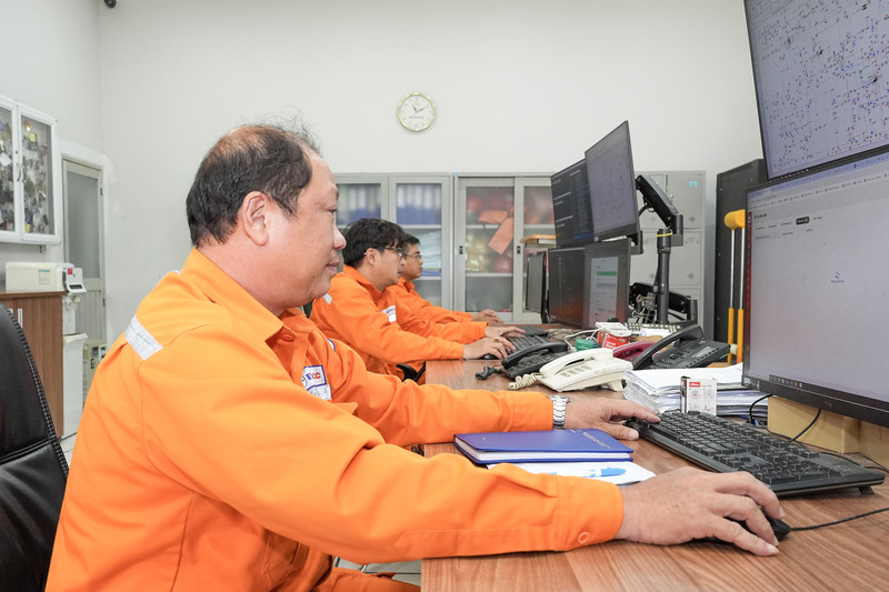 Các kỹ sư Công ty Điện lực Chợ Lớn đang trực ca vận hành. Ảnh: Thanh Thiện