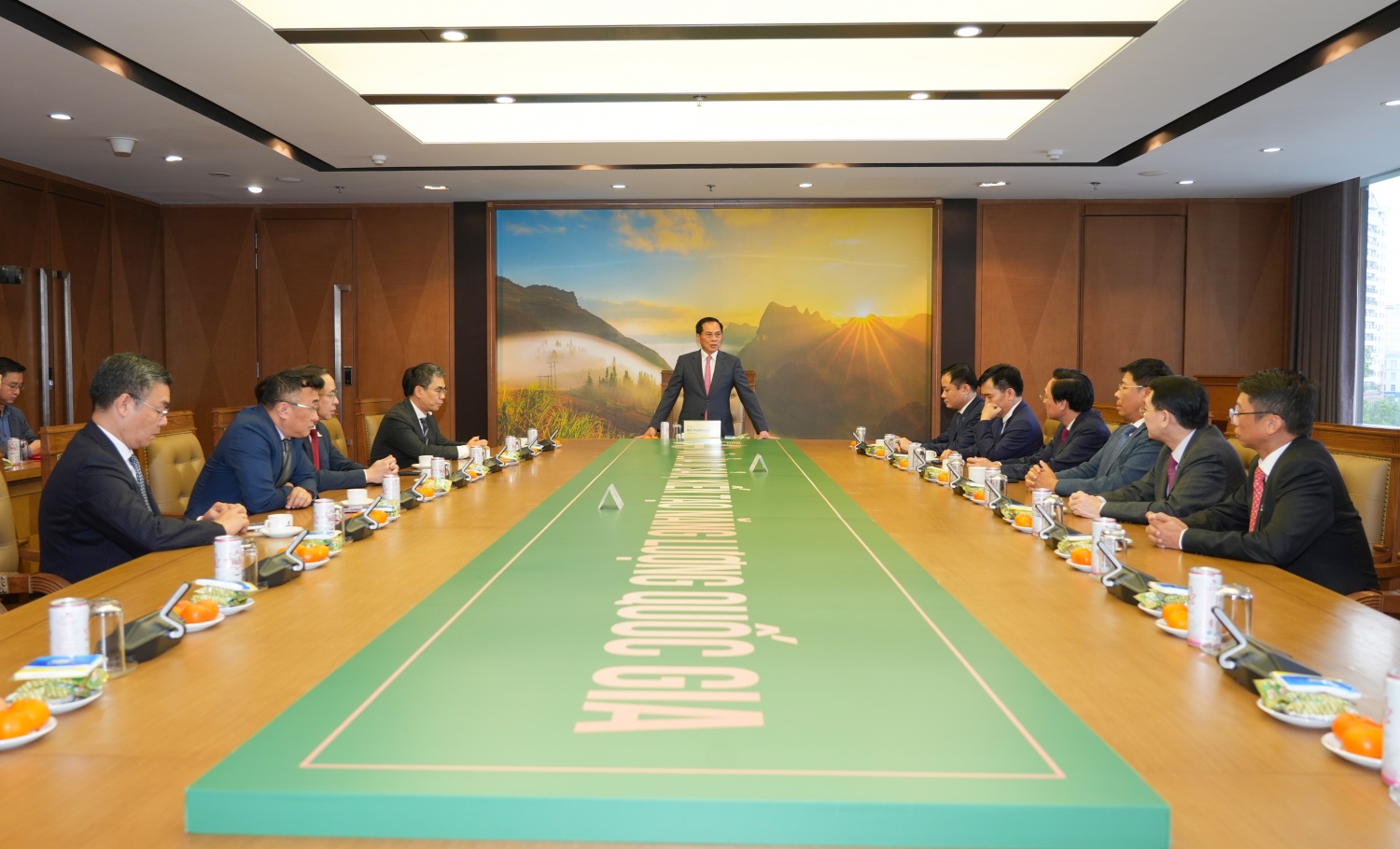 Phó Thủ tướng Bùi Thanh Sơn: Petrovietnam giữ vai trò trụ cột tăng trưởng trong giai đoạn phát triển mới của đất nước Phó Thủ tướng Bùi Thanh Sơn: Petrovietnam giữ vai trò trụ cột tăng trưởng trong giai đoạn phát triển mới của đất nước