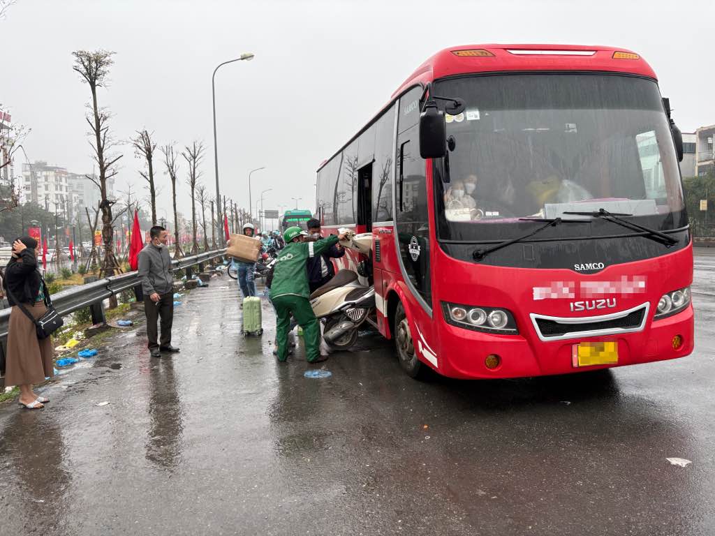 Xe khách chất đầy hành lý, trong khi đó có xe khách chở cả xe máy ở trong khoang hành khách. Ảnh: Bảo Hân