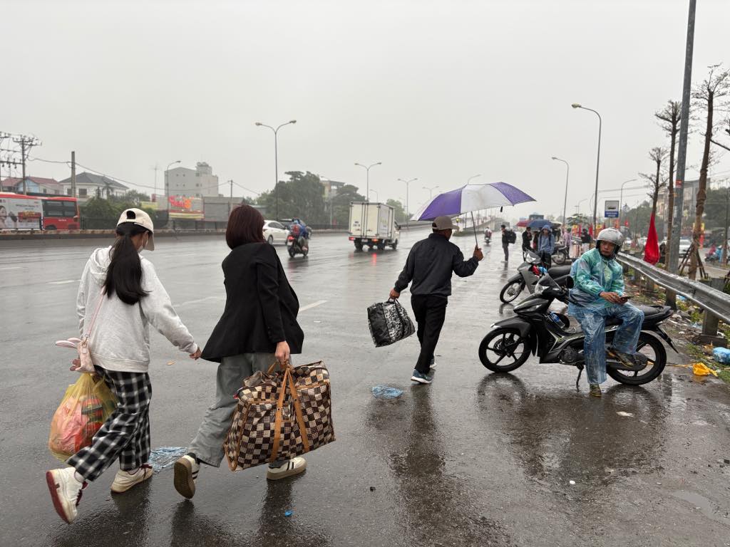 Người lao động tay xách nách mang sau khi nghỉ Tết. Ảnh: Bảo Hân