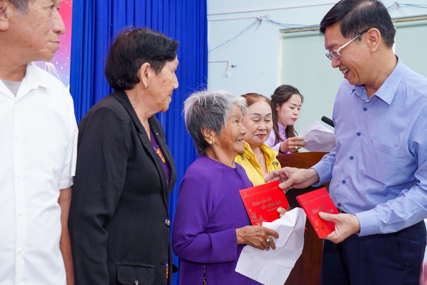 4.Ông Trần Quang Dũng - Phó Bí thư Đảng ủy Tập đoàn trao quà và chúc Tết cho bà con tại phường Long Sơn 4.Ông Trần Quang Dũng - Phó Bí thư Đảng ủy Tập đoàn trao quà và chúc Tết cho bà con tại phường Long Sơn
