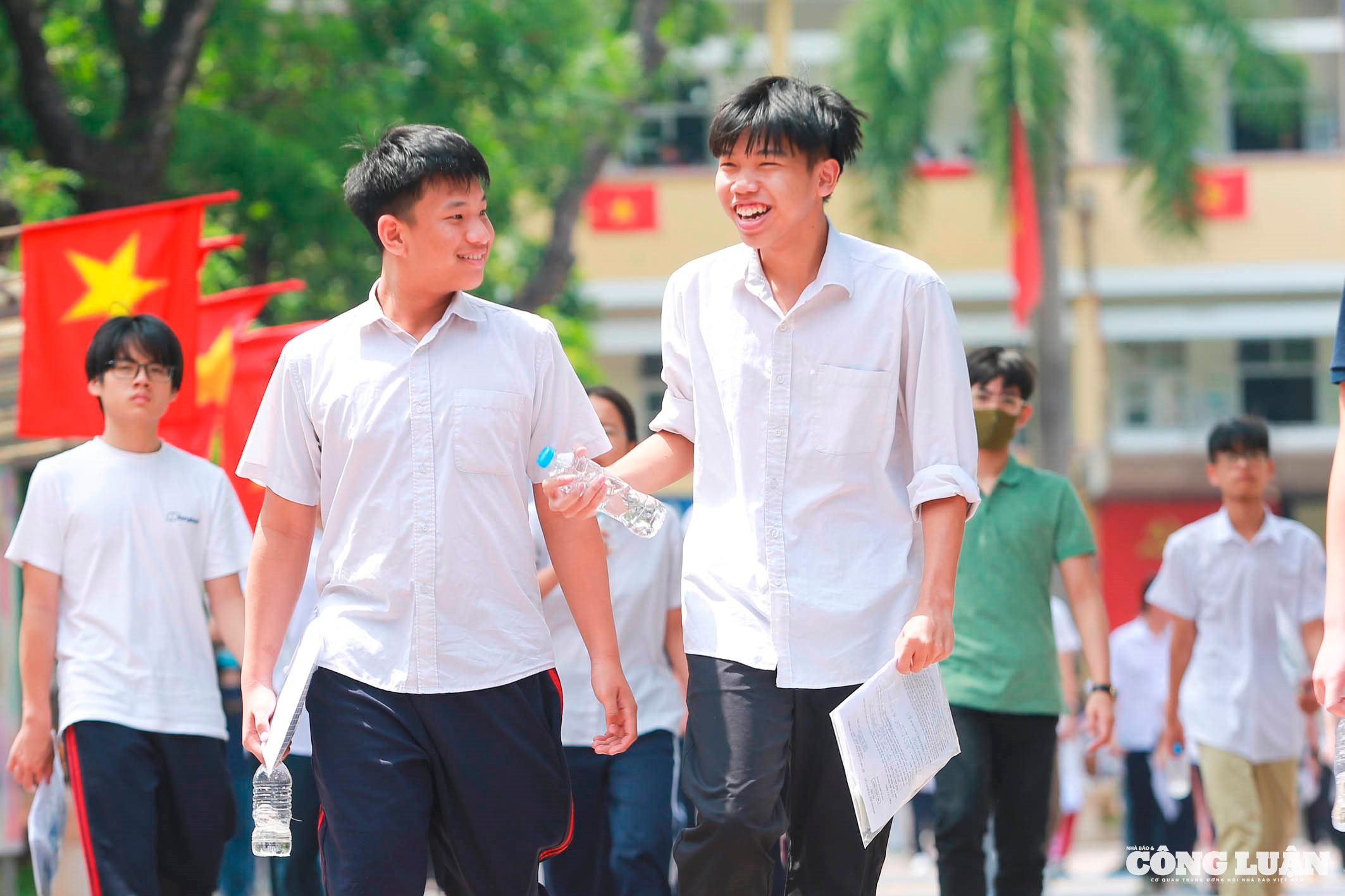 Ghi nhận của phóng viên tại điểm thi THPT Yên Hòa, nhiều thí sinh tươi cười ra về sau khi hoàn thành bài thi.