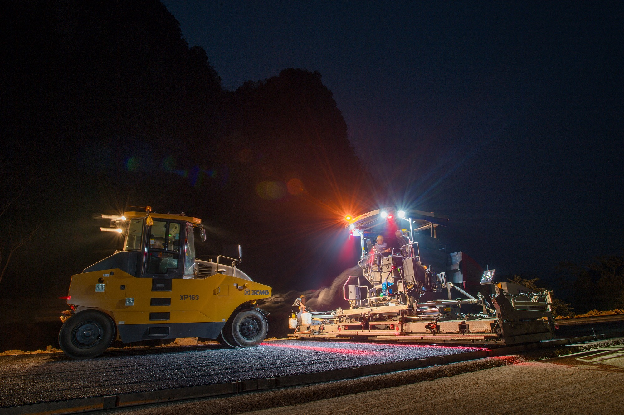 Ảnh 1.Không khí thi công khẩn trương, bất kể ngày đêm tại dự án cao tốc Đồng Đăng - Trà Lĩnh.Ảnh.TL.