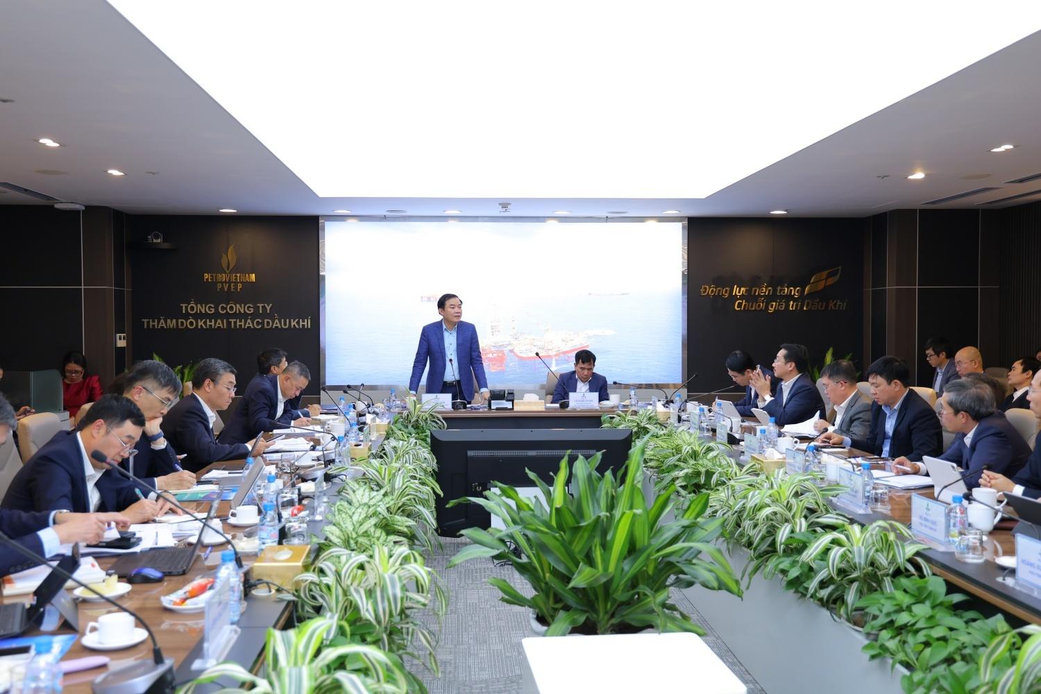 Chủ tịch HĐTV Petrovietnam Lê Ngọc Sơn đã chủ trì buổi làm việc của Hội đồng Thành viên Tập đoàn với PVEP nhằm rà soát, hoàn thiện định hướng phát triển giai đoạn 2026-2030, tầm nhìn đến năm 2050 và thống nhất các mục tiêu quản trị năm 2026.