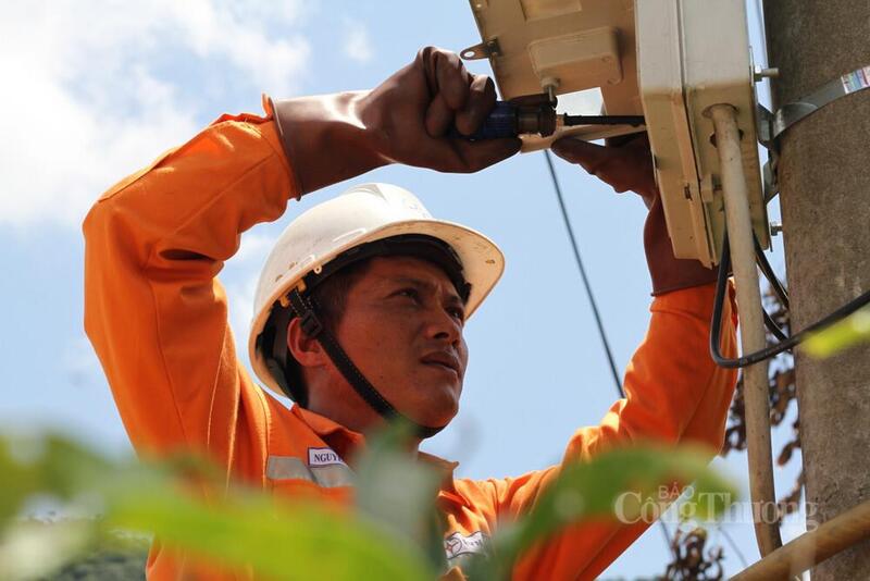 Công nhân Điện lực Kbang hỗ trợ kiểm tra đường điện.
