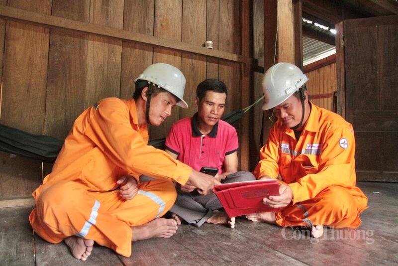 Nhân viên Điện lực Kbang tuyên truyền, hướng dẫn người dân tải ứng dụng theo dõi hóa đơn tiền điện.