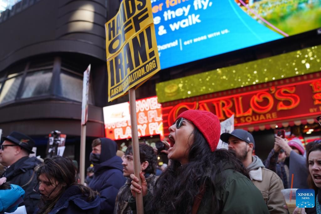 Người dân biểu tình phản đối Mỹ - Israel tấn công Iran tại New York, ngày 28.2.2026. Ảnh: Xinhua