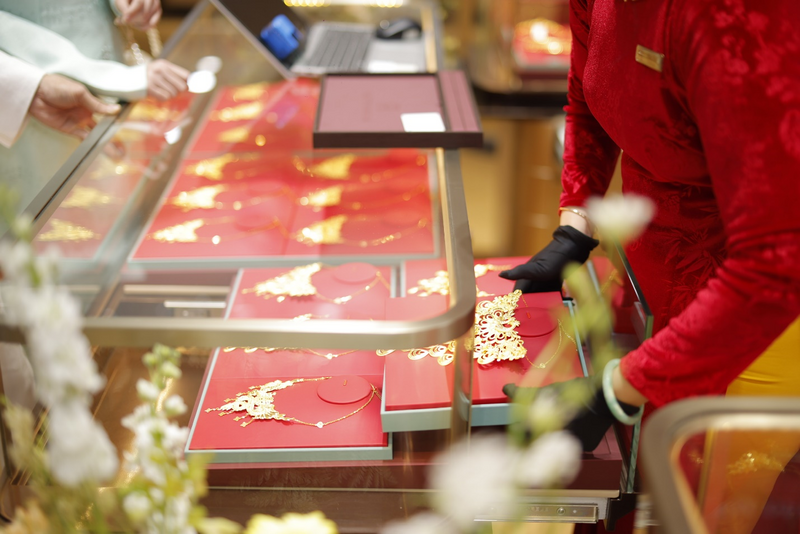 Các mẫu trang sức vàng 24K được trưng bày nổi bật tại cửa hàng Bảo Tín Mạnh Hải, thu hút sự quan tâm của khách hàng. Ảnh: BTMH