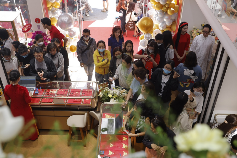 Cửa hàng Bảo Tín Mạnh Hải tại Thành phố Hồ Chí Minh trong ngày khai trương, ghi nhận không khí mua sắm sôi động. Ảnh: BTMH