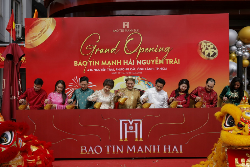 Ban lãnh đạo Bảo Tín Mạnh Hải thực hiện nghi thức khai trương cửa hàng lớn nhất tại TP.HCM. Ảnh: BTMH