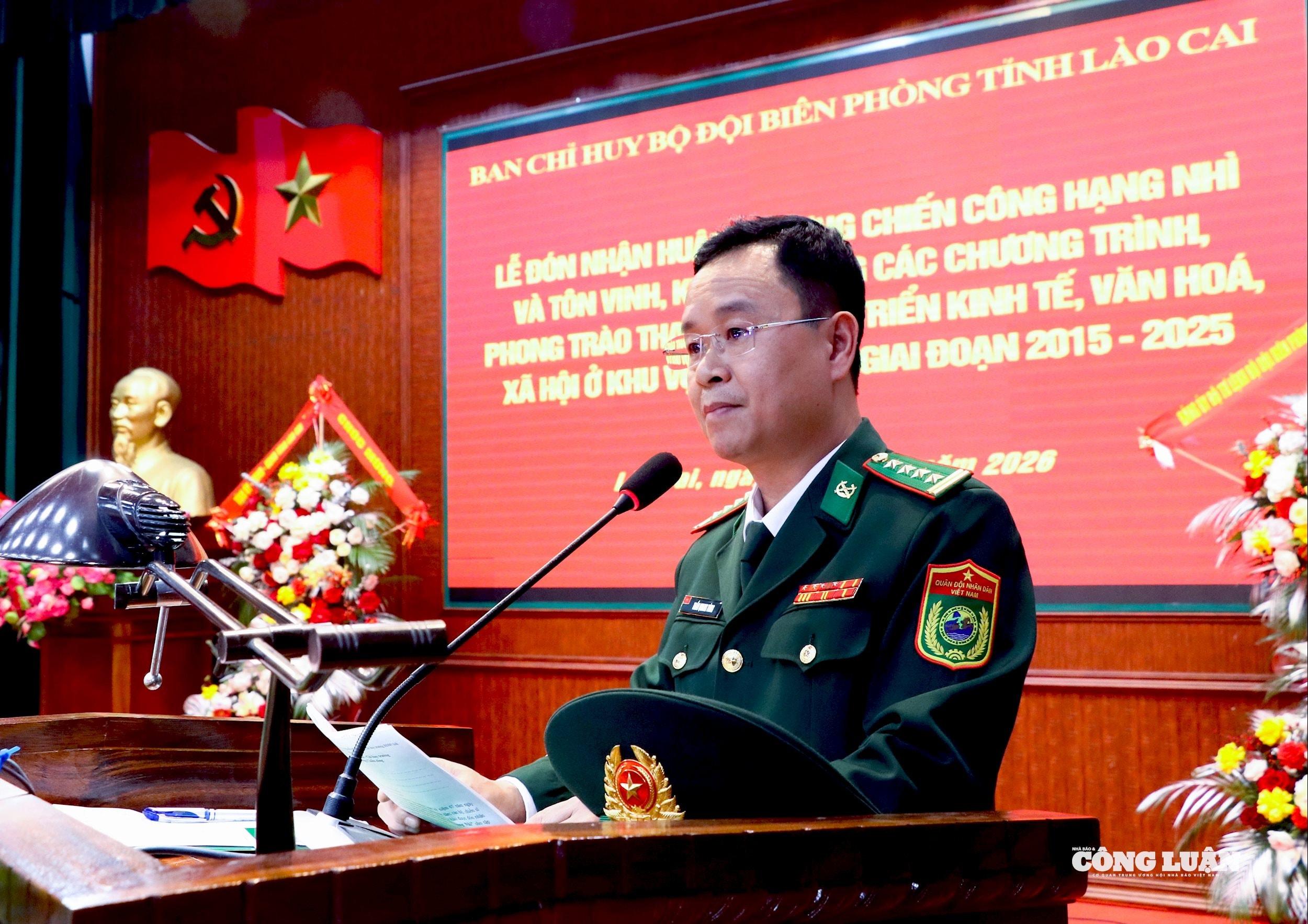 4-Đại tá Phạm Thế Tùng, Bí thư Đảng ủy, Chính ủy Bộ đội Biên phòng tỉnh Lào Cai báo cáo thành tích tại Lễ đón nhận Huân chương Chiến công hạng Nhì của Chủ tịch nước. Ảnh Thanh Xuân