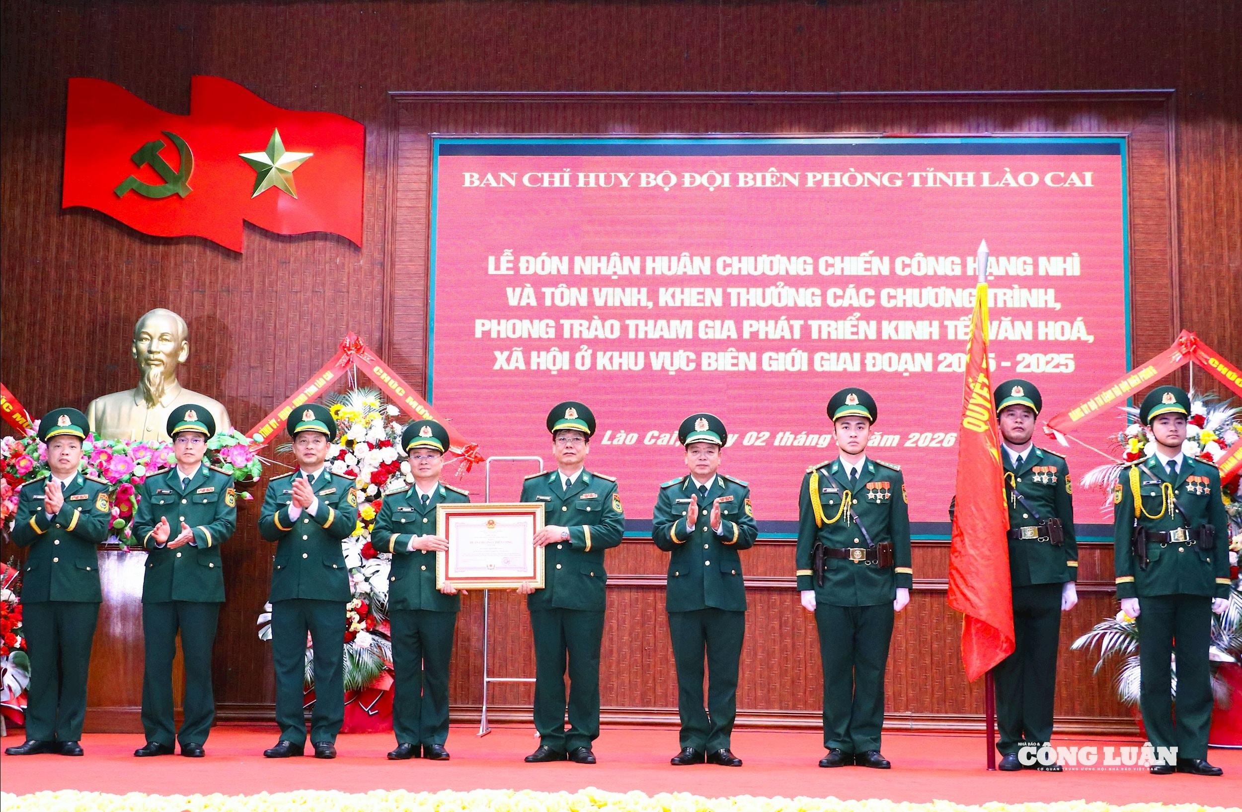 6-Thừa ủy quyền của Chủ tịch nước, Thiếu tướng Nguyễn Văn Thiện trao Huân chương Chiến công hạng Nhì tặng Đảng ủy, Ban Chỉ huy Bộ đội Biên phòng tỉnh Lào Cai. Ảnh Thanh Xuân