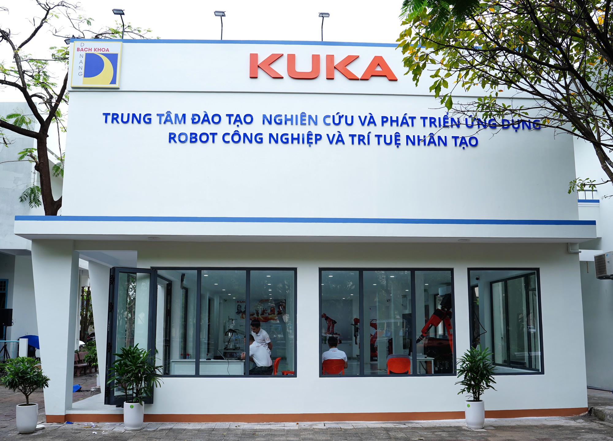 KUKA – Hãng Robot đặt nền móng hệ sinh thái Robot & AI tại miền Trung - Ảnh 4. KUKA – Hãng Robot đặt nền móng hệ sinh thái Robot & AI tại miền Trung - Ảnh 4.