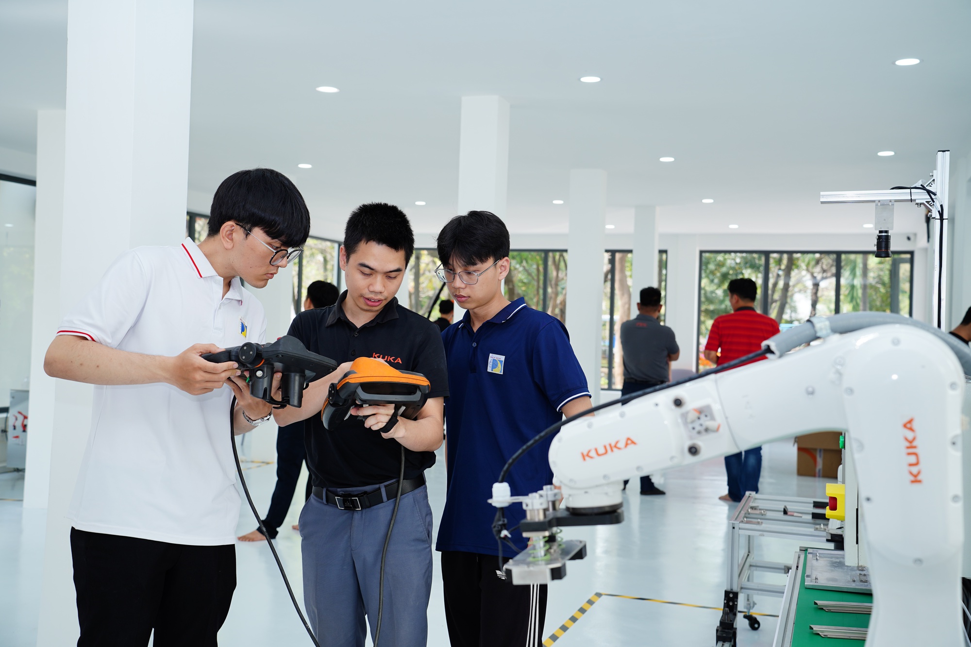 KUKA – Hãng Robot đặt nền móng hệ sinh thái Robot & AI tại miền Trung - Ảnh 1. KUKA – Hãng Robot đặt nền móng hệ sinh thái Robot & AI tại miền Trung - Ảnh 1.