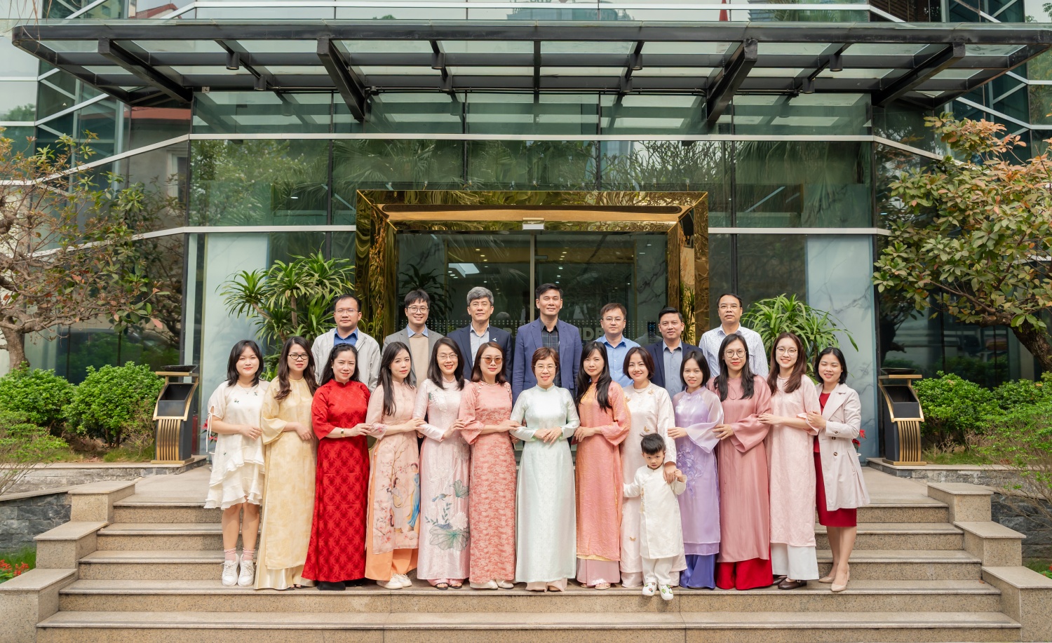 Ban lãnh đạo PVNDB cùng các nữ cán bộ, nhân viên Chi nhánh