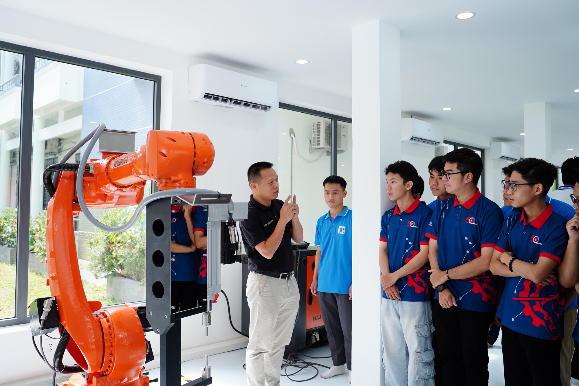 KUKA – Hãng Robot đặt nền móng hệ sinh thái Robot & AI tại miền Trung - Ảnh 2. KUKA – Hãng Robot đặt nền móng hệ sinh thái Robot & AI tại miền Trung - Ảnh 2.
