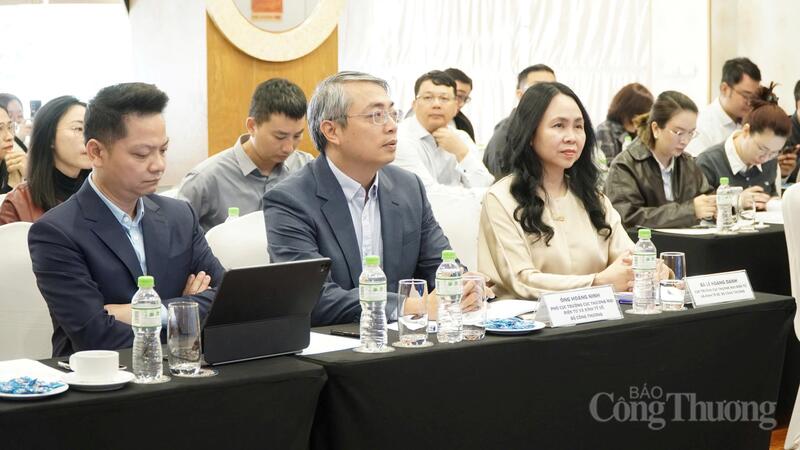 Lãnh đạo Cục Thương mại điện tử và Kinh tế số tham dự hội thảo