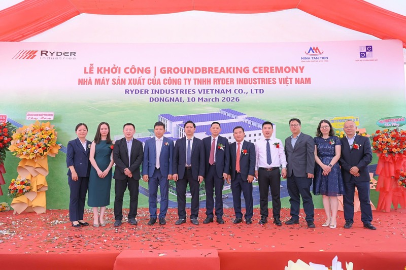 Các đại biểu chụp ảnh lưu niệm.