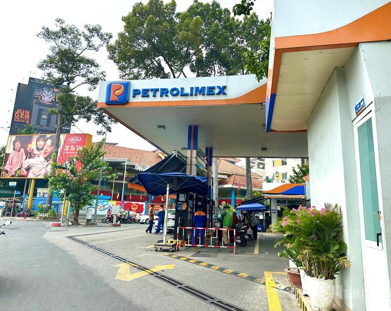 Tương tự, tại cửa hàng xăng dầu trên đường Nguyễn Văn Cừ, nhân viên bán hàng cho biết, lượng khách hiện duy trì ở mức bình thường. Nguồn cung xăng dầu tại cửa hàng vẫn được đảm bảo, việc bán hàng diễn ra liên tục và không ghi nhận tình trạng gián đoạn.