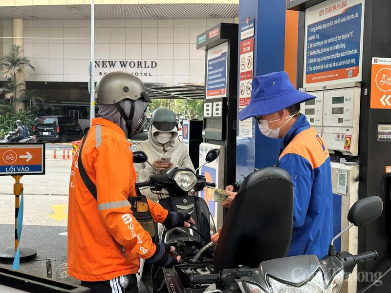 Theo nhân viên tại đây, so với những ngày trước, lượng phương tiện đến cây xăng lại có xu hướng giảm sau khi xăng dầu được điều chỉnh giá.