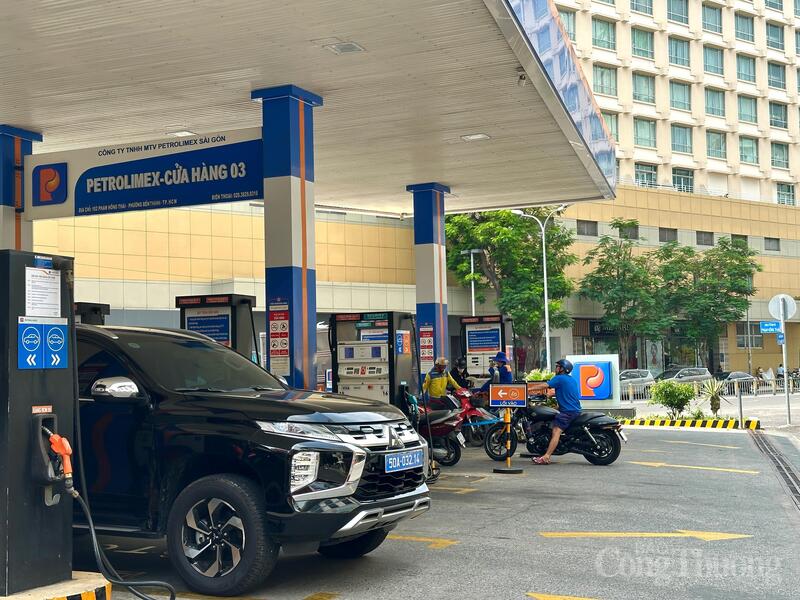 Tại cây xăng trên đường Nguyễn Hồng Thái (phường Bến Thành), lượng phương tiện đổ xăng ra vào tương đối ổn định, thời gian chờ đổ xăng chỉ diễn ra trong vài phút.