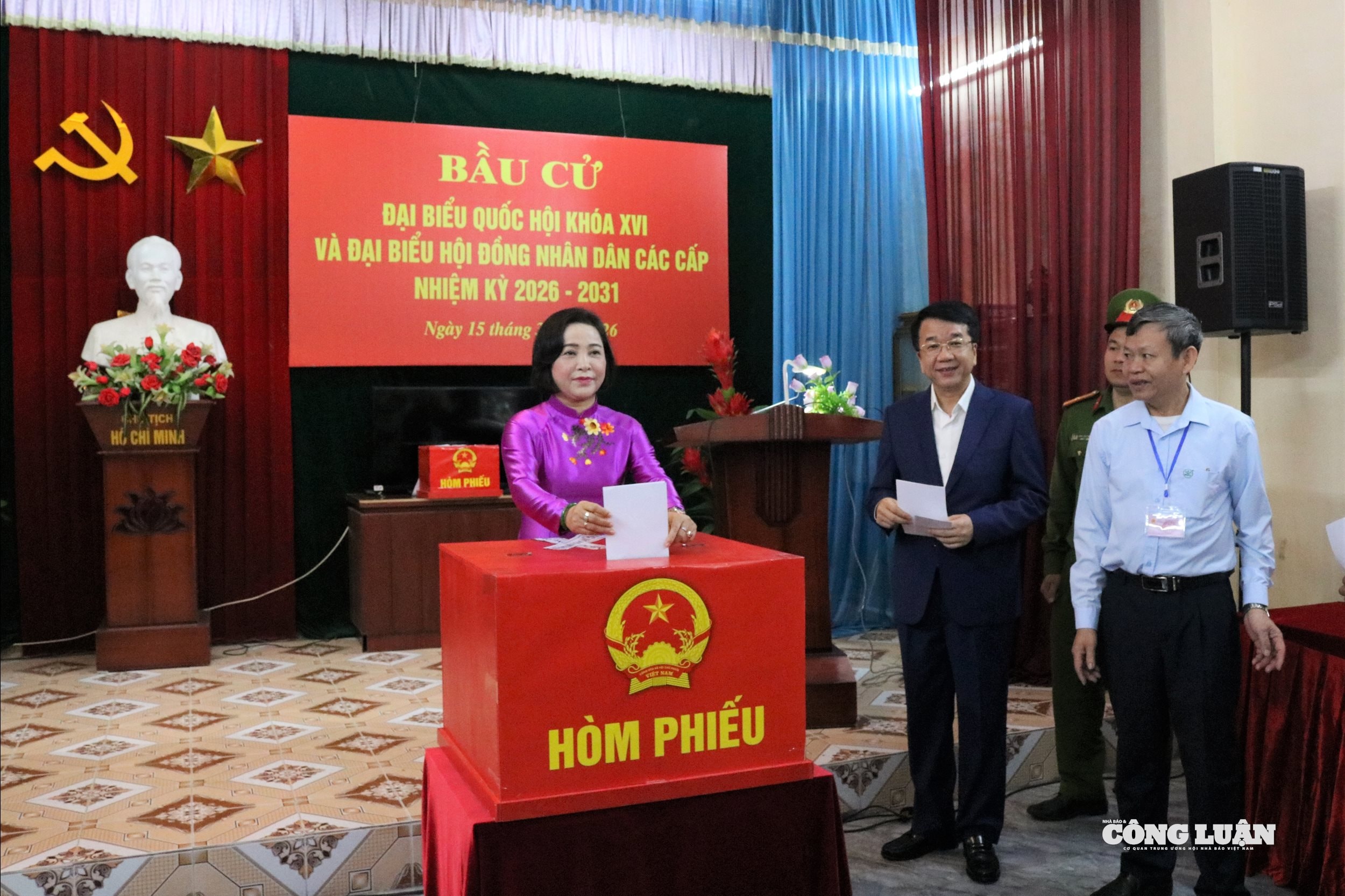 Ủy viên Trung ương Đảng, Phó Chủ tịch Quốc hội, Phó Chủ tịch Thường trực Hội đồng Bầu cử quốc gia Nguyễn Thị Thanh bỏ phiếu tại khu vực bỏ phiếu số 27, phường Hoa Lư.